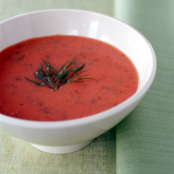 Soupe froide et crémeuse aux tomates et à l'aneth