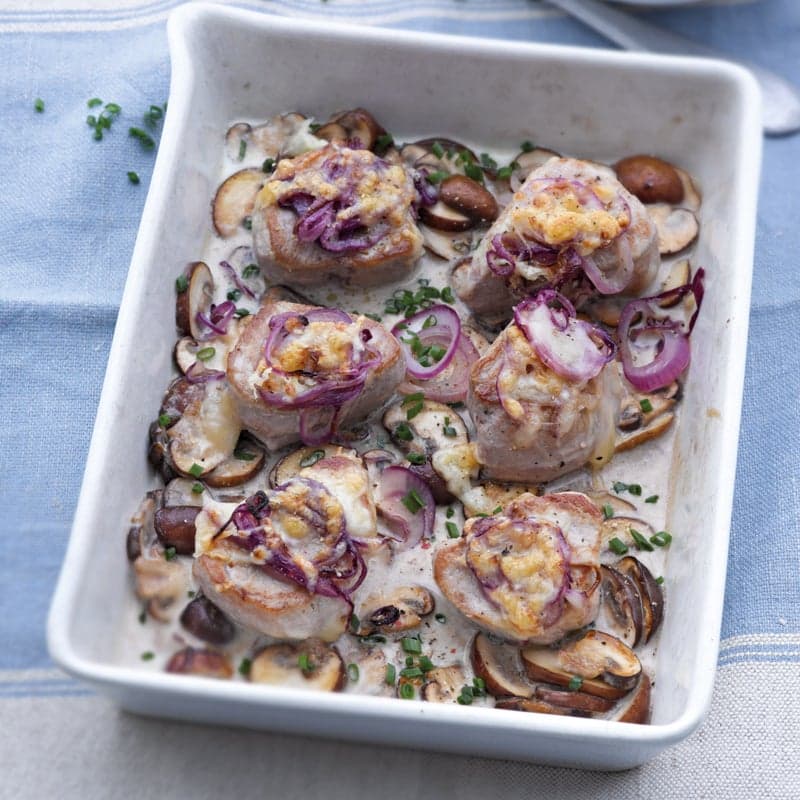Gratinierte Schwinemedaillons mit Zwiebel-Käse-Haube