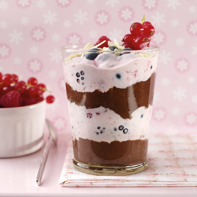 Schokoladendessert mit Waldbeeren