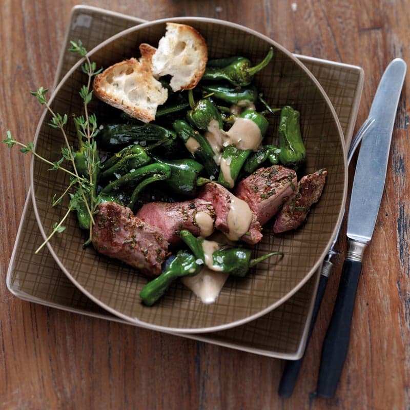 Feuriges Lammfilet mit Pimientos de Padròn