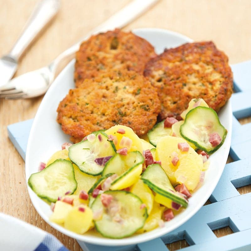 Kartoffel-Gurken-Salat mit Brotfrikadellen
