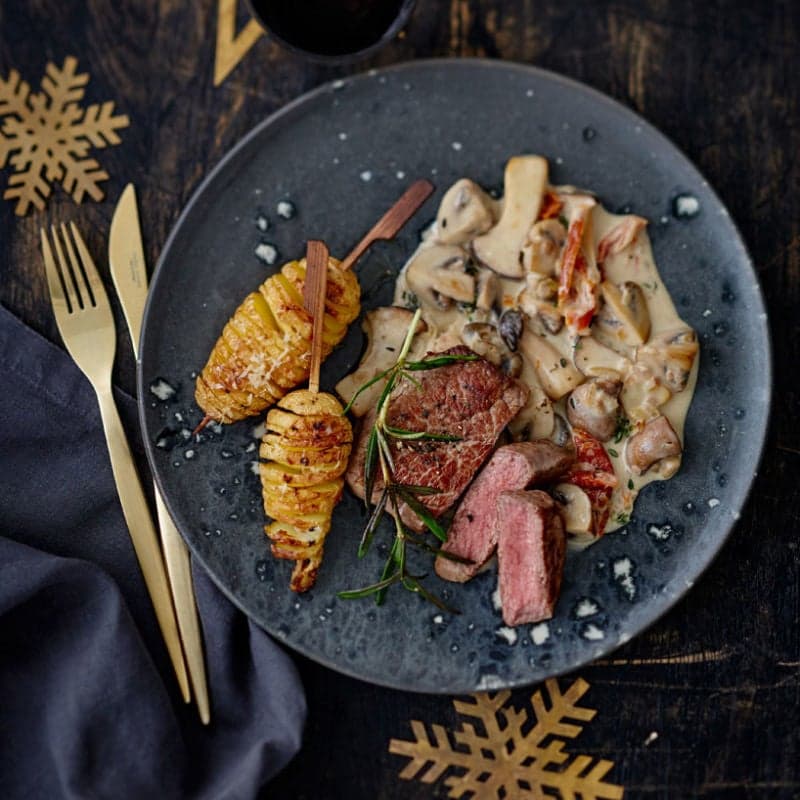 Rindsfiletsteak mit Fächerkartoffeln und Pilzrahmsauce