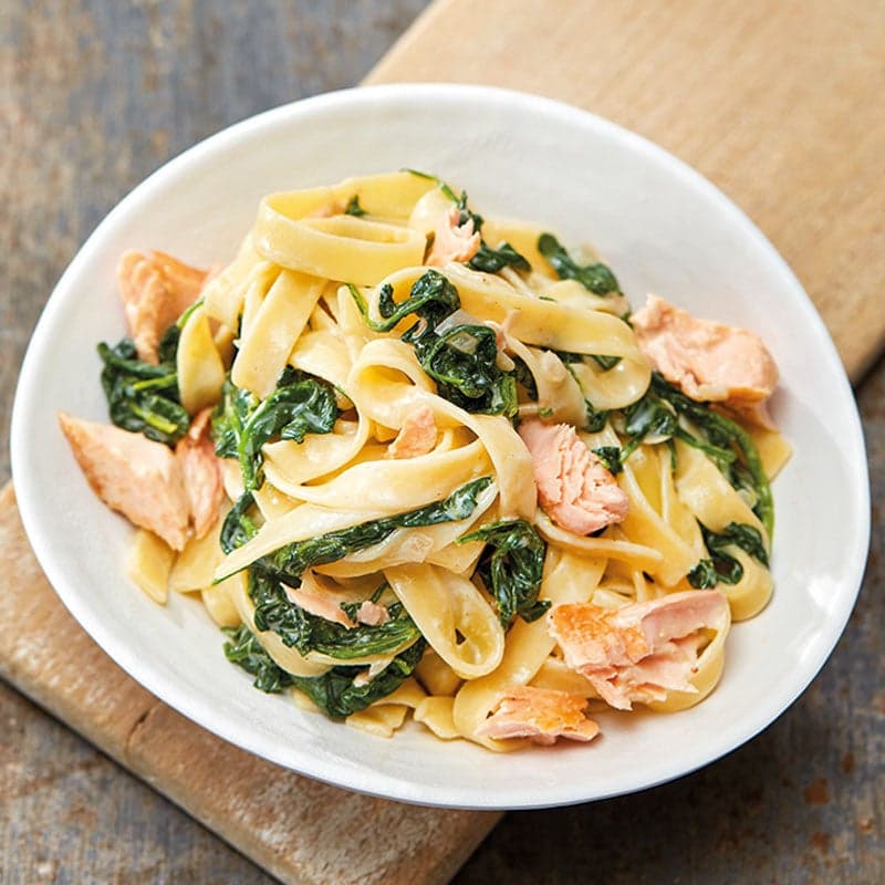 Tagliatelle mit Lachs und Spinat