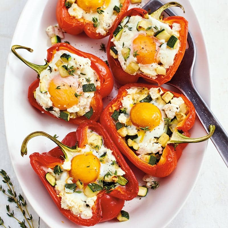 Gefüllte Paprika mit Ei und Schafskäsetopping