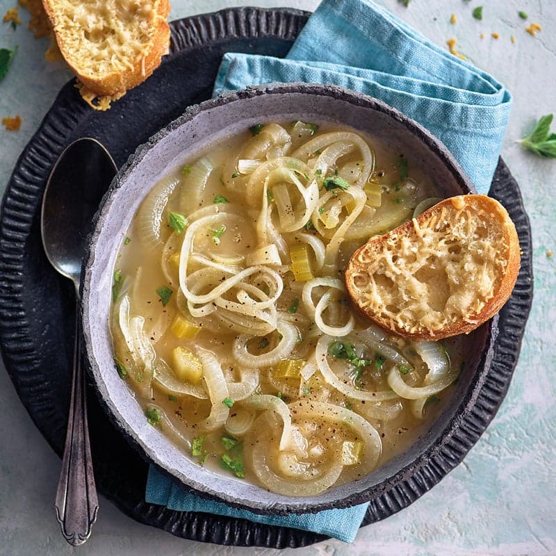 Italienische Zwiebelsuppe mit Parmesanbrot