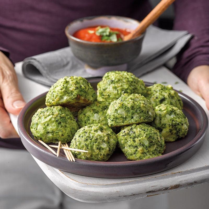 Broccoli-Käse-Bällchen mit Tomatendip