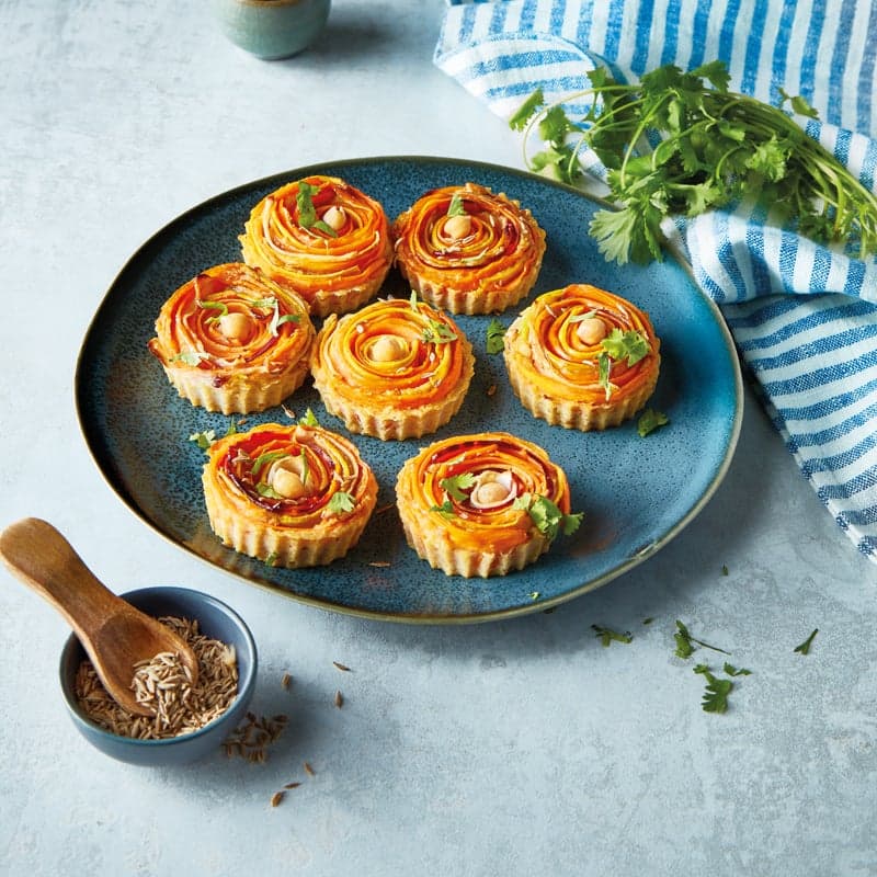 Wirbel-Törtchen mit Wintergemüse und Kichererbsen