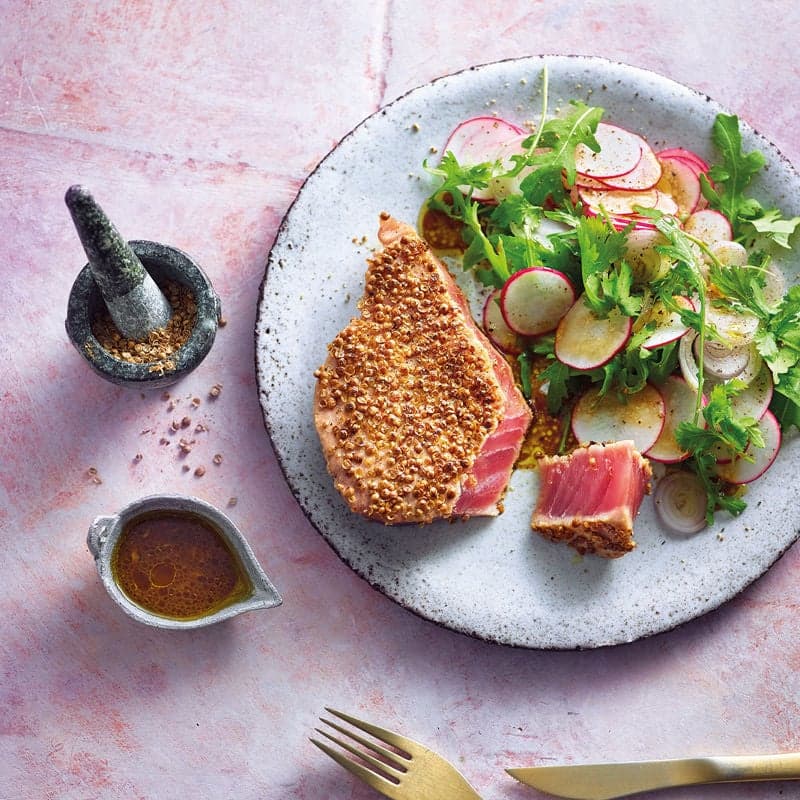 Koriander-Thunfisch mit scharfem Salat