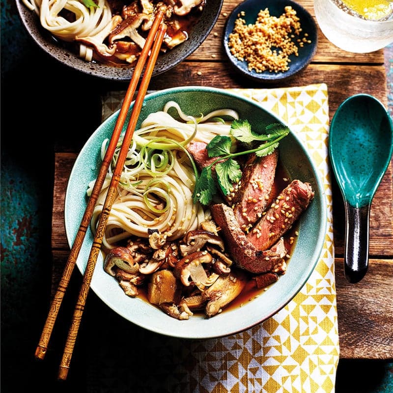 Japanische Ramen-Nudelsuppe mit Rindfleisch