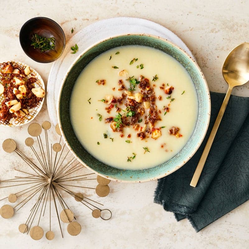 Weihnachtssuppe mit Nusscrunch