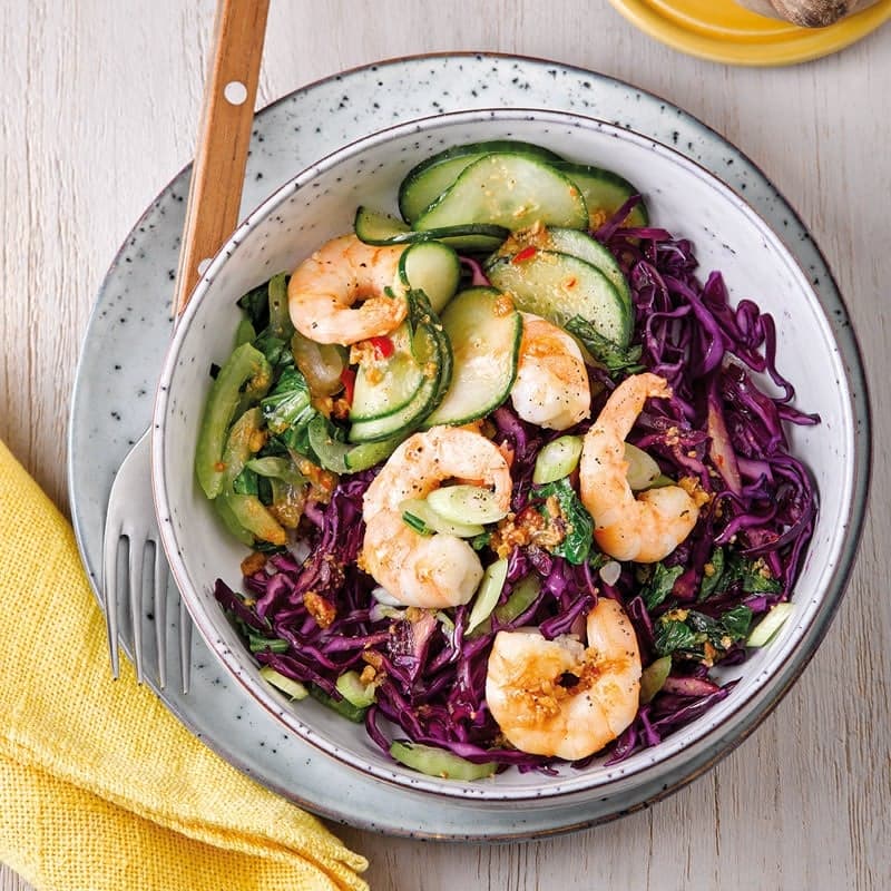 Rotkohl-Garnelen-Salat mit Erdnussdressing
