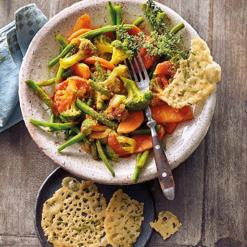 Gemüsepfanne mit Parmesanchips