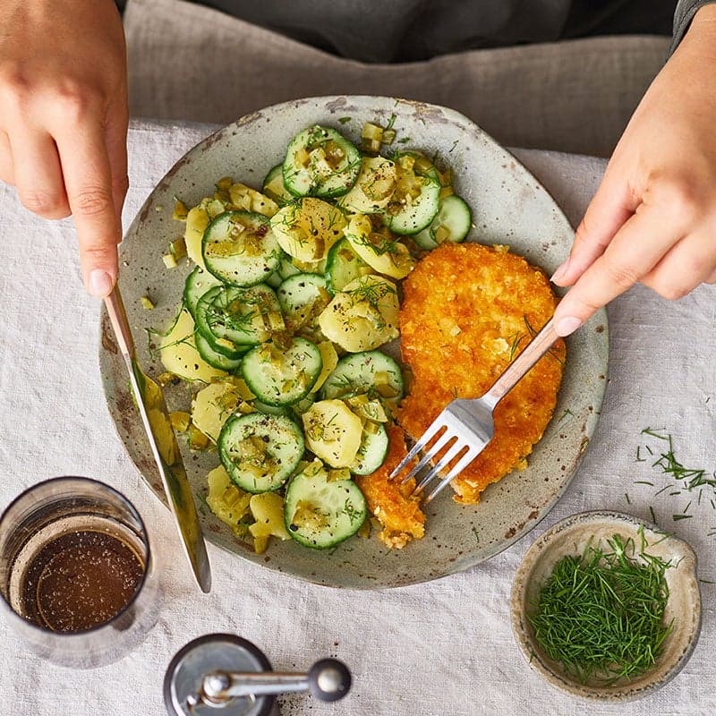 Veggieschnitzel mit Kartoffel-Gurken-Salat
