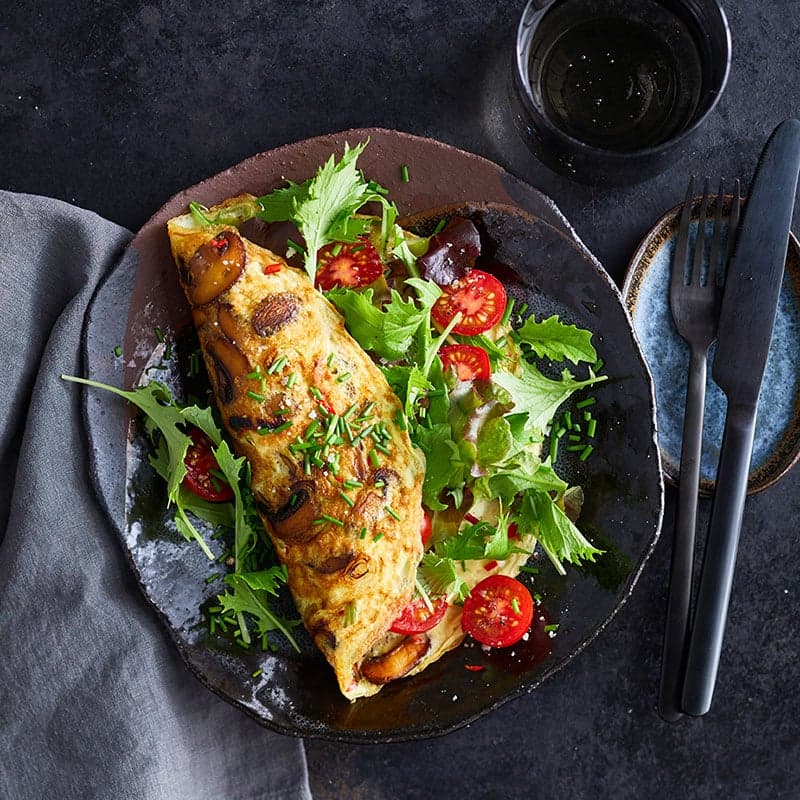 Champignon-Omelette mit Salat