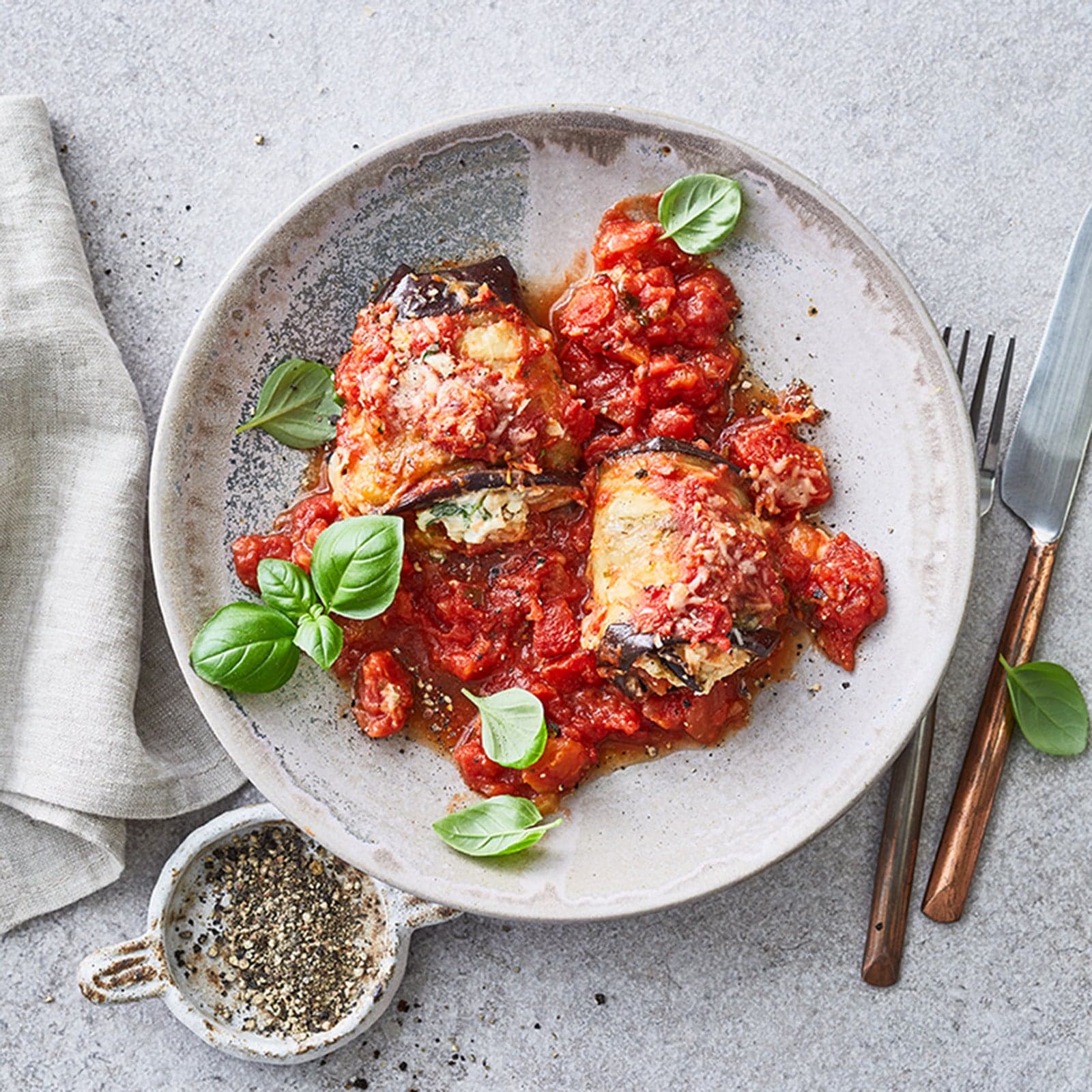 Rouleaux d'aubergine cuits au four à la sauce tomate